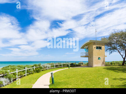 Küstenweg wicklung Vergangenheit der Surf Lifesaving tower Lookout, Trigg Beach, Western Australia Stockfoto