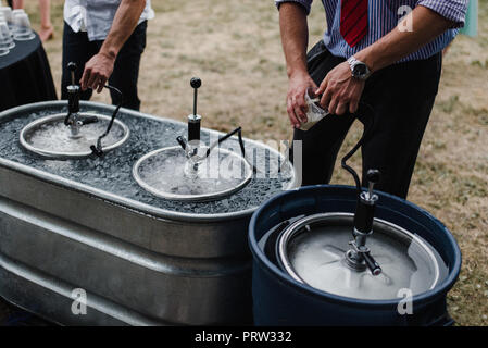 Männer Bier vom Fass zu gießen: Kühler am Grill, 7/8 Stockfoto