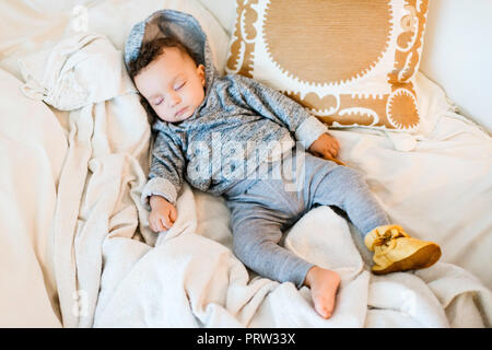 Baby Boy Hoody schlafend Tragen auf der Decke Stockfoto