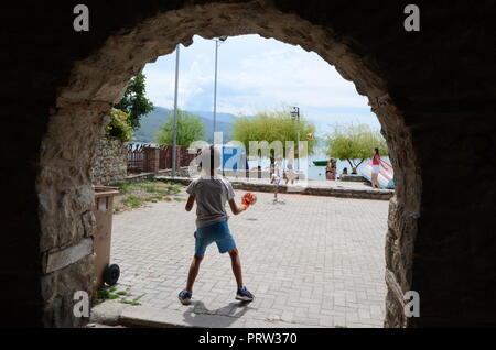 Zwei Jungen spielen Fussball in der Altstadt von Ohrid, Mazedonien Stockfoto