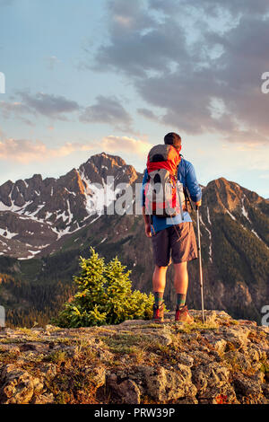 Wanderer auf Mountain Peak, Mount Sneffels, Ouray, Colorado, USA Stockfoto