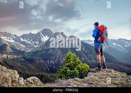 Wanderer auf Mountain Peak, Mount Sneffels, Ouray, Colorado, USA Stockfoto