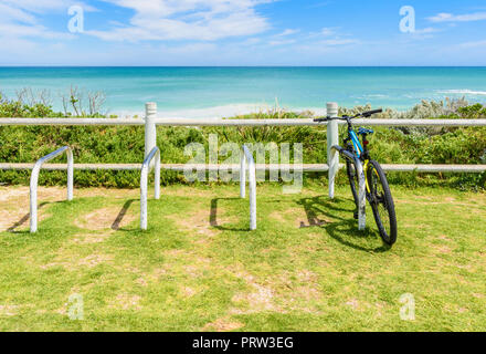 Fahrrad in einem Zyklus Rack mit Blick auf Trigg Beach, Trigg, Western Australia Stockfoto