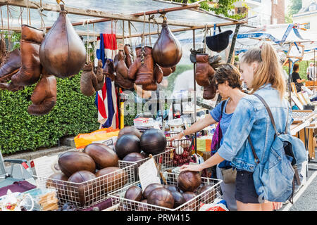 England, London, Notting Hill, der Portobello Road, Shop Anzeige von Vintage Sportartikel Stockfoto