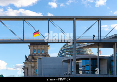 Berlin moderne Architektur mit kleinen Mann Stockfoto