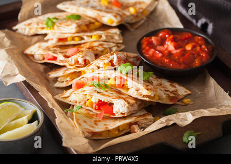 Mexikanische quesadilla mit Hähnchen, Tomaten, Mais und Käse Stockfoto