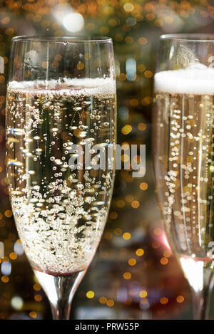 Zwei Champagnergläser auf Weihnachten Hintergrund mit Xmas Tree Stockfoto