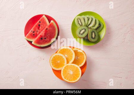 Sortiment von Obst und Gemüse Saft im Glas. Frische Zutaten aus biologischem Anbau, Gesundheit oder detox Diät Lebensmittel Konzept Stockfoto