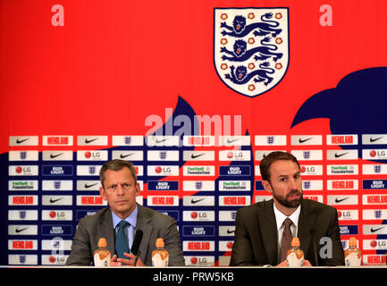 FA-Hauptgeschäftsführer Martin Glenn (links) und Manager Gareth Southgate (rechts) während der Squad Ankündigung im St George's Park, Burton. Stockfoto