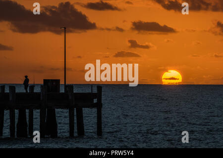 Schönen tropischen Sonnenaufgang am Palm Cove Beach im Norden von Queensland Stockfoto