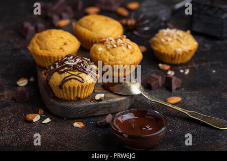 Hausgemachten gesunden Kürbis Muffins mit Mandeln und dunkle Schokolade Stockfoto