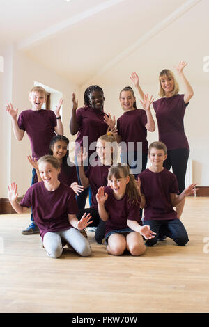 Portrait der Kinder und Lehrer genießen Drama Workshop zusammen Stockfoto