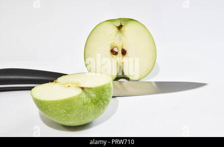 in Scheiben geschnittenen Apfel auf weißem Hintergrund Stockfoto