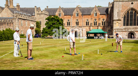 Männer spielen die nobble Partie Krocket auf dem Gelände des Bishops Palace in Wells Cathedral in Somerset England Großbritannien Stockfoto