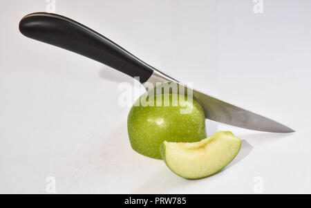 in Scheiben geschnittenen Apfel auf weißem Hintergrund Stockfoto