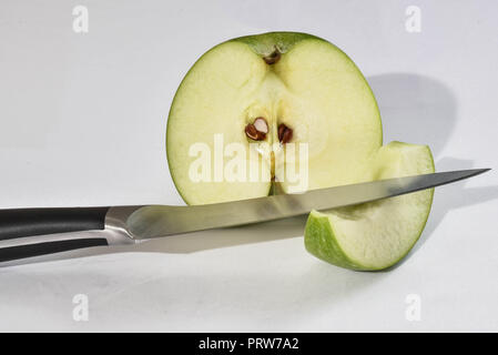 in Scheiben geschnittenen Apfel auf weißem Hintergrund Stockfoto