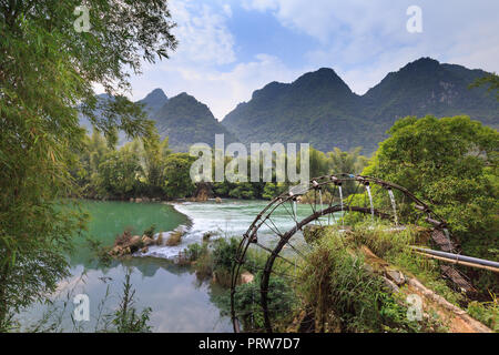 Bambus Wasserrad erhält Wasser aus dem Fluss Reisfeldern zu bewässern. Stockfoto