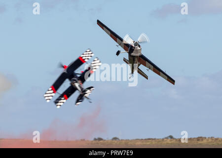 Melissa Andrzejewski Fliegen ein Edge 540 aerobatic Flugzeug mit Überspringen Stewart fliegen in Pitts Special S-2 Flugzeuge. Stockfoto