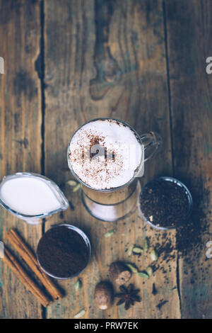 SPICE SCHMUTZIG Chai Latte. Masala Chai und Espresso. Herbst oder Winter warm Spice Kaffee trinken. Nahaufnahme Stockfoto