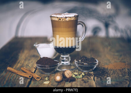 SPICE SCHMUTZIG Chai Latte. Masala Chai und Espresso. Herbst oder Winter warm Spice Kaffee trinken. Nahaufnahme Stockfoto