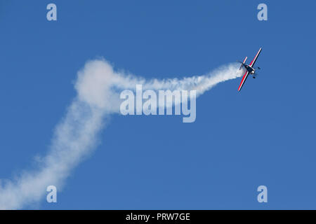 Melissa Andrzejewski Fliegen ein Edge 540 aerobatic Flugzeug. Stockfoto