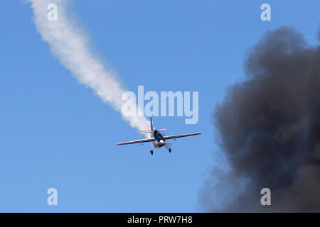 Melissa Andrzejewski Fliegen ein Edge 540 aerobatic Flugzeug. Stockfoto