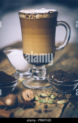 SPICE SCHMUTZIG Chai Latte. Masala Chai und Espresso. Herbst oder Winter warm Spice Kaffee trinken. Nahaufnahme Stockfoto