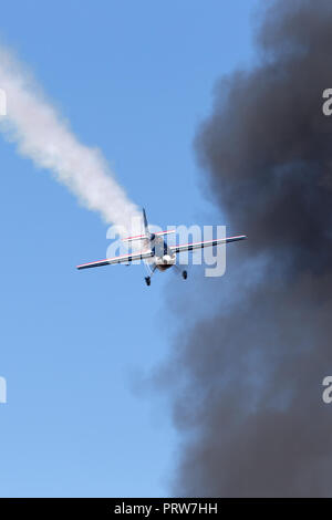 Melissa Andrzejewski Fliegen ein Edge 540 aerobatic Flugzeug. Stockfoto