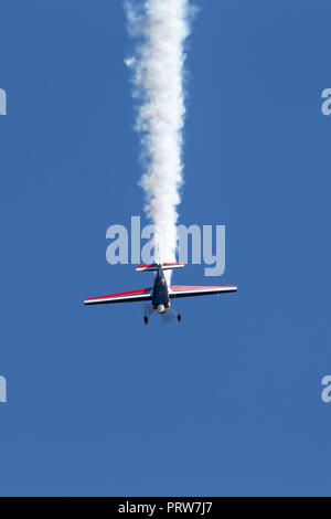 Melissa Andrzejewski Fliegen ein Edge 540 aerobatic Flugzeug. Stockfoto