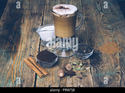 SPICE SCHMUTZIG Chai Latte. Masala Chai und Espresso. Herbst oder Winter warm Spice Kaffee trinken. Nahaufnahme Stockfoto