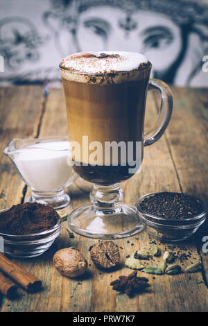 SPICE SCHMUTZIG Chai Latte. Masala Chai und Espresso. Herbst oder Winter warm Spice Kaffee trinken. Nahaufnahme Stockfoto
