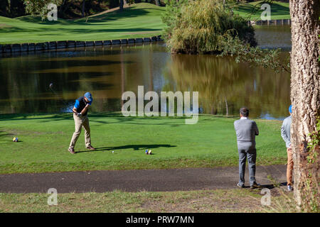 Golfspieler in Aktion (Par 3) in den Golf von Seignosse (Frankreich). Der amerikanische Architekt Robert Van Hagge entworfen, es ist ein wahres Kunstwerk. Stockfoto