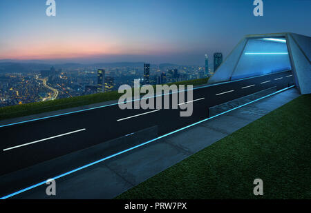 Leere Asphaltstraße mit Tunnel, Greenfield und moderne Skyline im Hintergrund. Mixed Media. Stockfoto