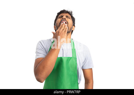 Frontalansicht des Gähnen Supermarkt oder SB-Warenhaus Mitarbeiter als erschöpft und eine Pause Konzept auf weißem Hintergrund benötigen Stockfoto
