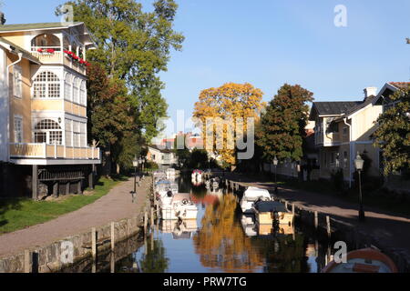 Bootfahren in Küsten Trosa Zentrum an der Ostküste, südlich von Stockholm, Schweden. Ein beliebter Ferienort und Drehort. Stockfoto