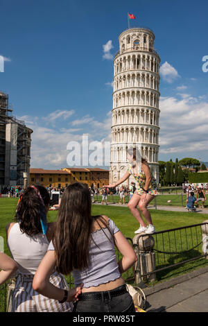 Touristische posieren für Fotos gegen den Schiefen Turm von Pisa, Toskana, Italien Stockfoto