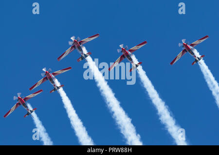 Royal Australian Air Force (RAAF) Roulette Bildung aerobatic Display Team fliegt ein Flugzeug Pilatus P-9. Stockfoto