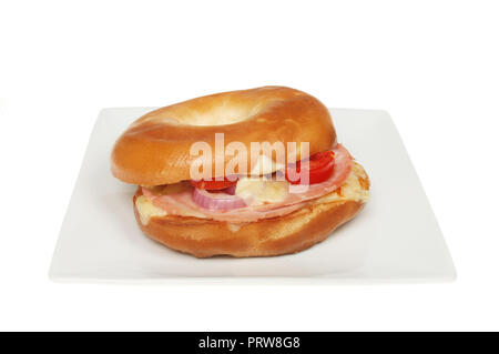 Toast Käse, Zwiebeln, Tomaten und Schinken Bagel auf einer Platte gegen Weiße isoliert Stockfoto