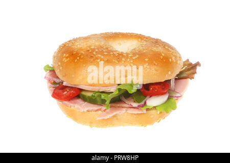 Schinken und Salat in einem Sesam gesäte Bagel gegen Weiße isoliert Stockfoto