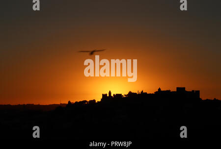 Sonnenuntergang über Castelo do Montemor-o-Velho am Ende eines schönen Oktobertag. Die Aufnahme wurde mehr zugelassen wird, dass Bewegung in den Vogel fl zu beachten Stockfoto