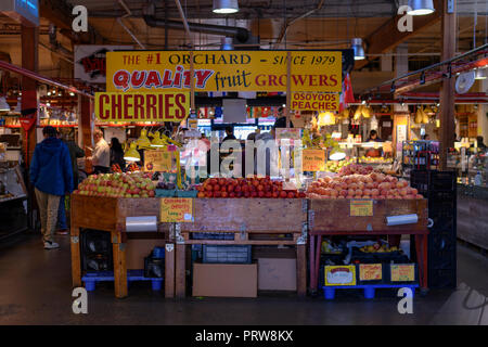 Frisches Obst Abschaltdruck bei Granville Island Public Market, Vancouver Stockfoto