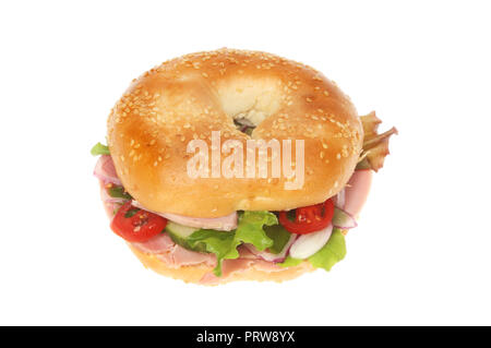 Schinken und Salat in einem Sesam gesäte Bagel gegen Weiße isoliert Stockfoto