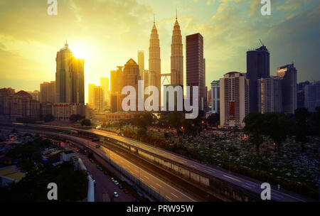 Sonnenaufgang in Kuala Lumpur mit der Silhouette der Stadt Kuala Lumpur Skyline Stockfoto