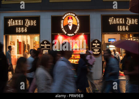 Hakkizade Baklava Sweet Shop Istiklal Straße Istanbul, Türkei. Stockfoto