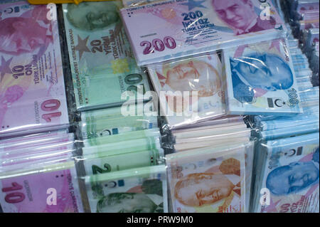 Fake Türkische Lira zum Verkauf in einem Istanbul Markt Stockfoto