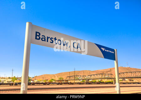 Barstow, Kalifornien, USA - 15. August 2018: Amtrak Zeichen bei Barstow Bahnhof am blauen Himmel. Bahnhof Plattform mit Tierheim im Norden First Avenue. Stockfoto