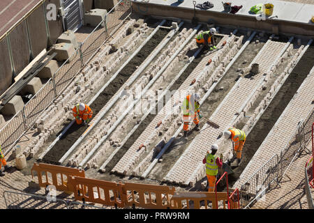 Bauarbeiter zur Festlegung einer neuen Pflaster in Centenary Square, Birmingham, Großbritannien Stockfoto