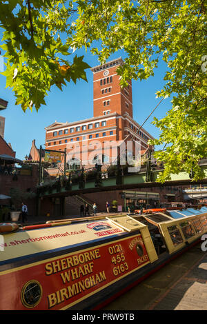 Kanal Boot und modernen Gebäuden auf dem am Kanal gelegenes, Brindley Place, Birmingham, Großbritannien Stockfoto