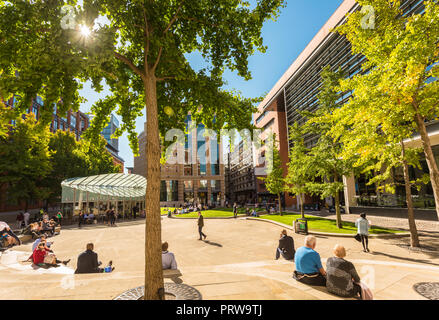 Zentraler Platz, Brindley Place, mit Menschen entspannend im späten Sommer Sonnenschein und Wärme, Birmingham, Großbritannien Stockfoto