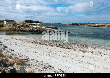 Blick Richtung Silversands Caravan- und Campingplatz & Eigg von A830 von Traigh Golfplatz in der Nähe von Portnaluchaig Morar in Highland West Highlands Schottland Großbritannien Stockfoto